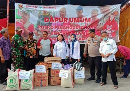 LPPM Unnes Kirimkan Bantuan Makanan untuk Warga Terdampak Banjir di Kelurahan Tambakrejo Semarang