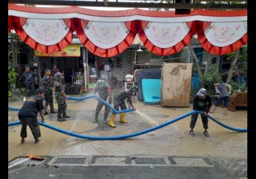 Pasca Banjir, DPU Kota Semarang Arahkan Anggota Bersihkan Lumpur Sisa Banjir