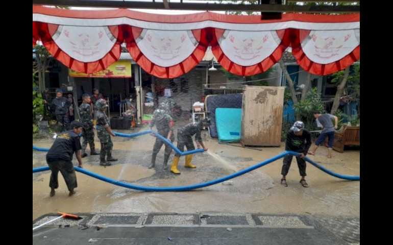 Pasca Banjir, DPU Kota Semarang Arahkan Anggota Bersihkan Lumpur Sisa Banjir
