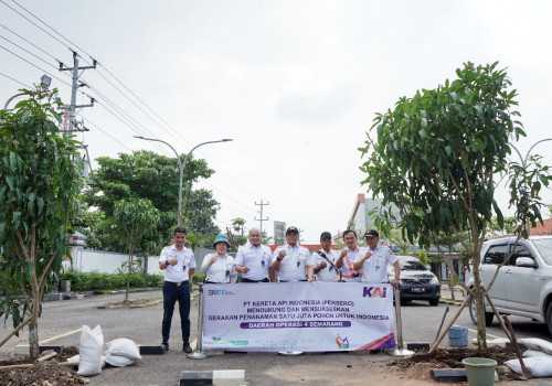 Sukseskan Gerakan Satu Juta Pohon, KAI Tanam Pohon dan Hijaukan Stasiun Serentak di Berbagai Daerah