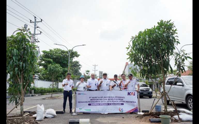 Sukseskan Gerakan Satu Juta Pohon, KAI Tanam Pohon dan Hijaukan Stasiun Serentak di Berbagai Daerah