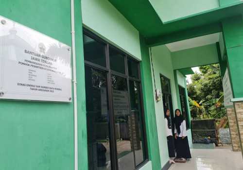 Pemprov Jateng Bantu PLTS untuk 10 Pesantren