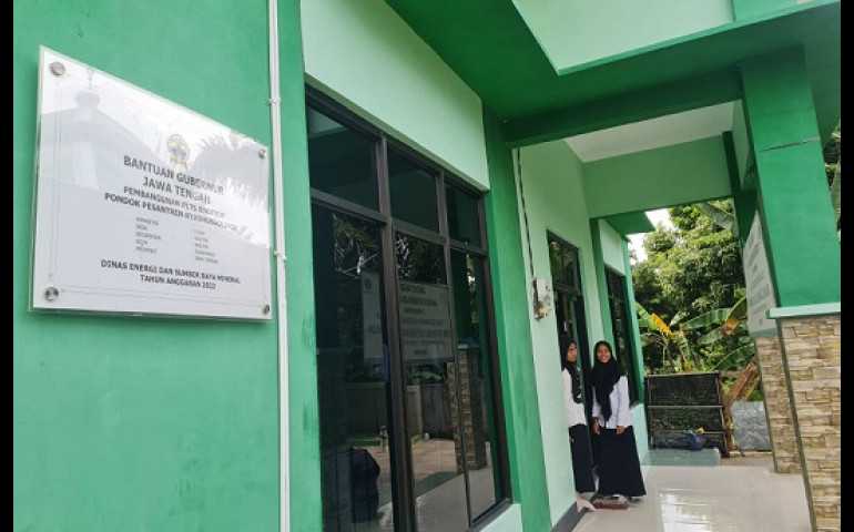 Pemprov Jateng Bantu PLTS untuk 10 Pesantren