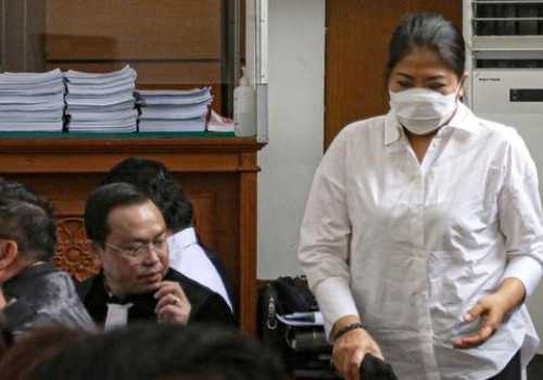 Putri Candrawathi di Tuntut Hukuman 8 Tahun Penjara, Ibu Korban Kecewa