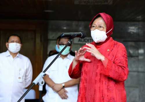 Mensos Risma Surati Kepala Daerah Larang Lansia ‘Ngemis Online’