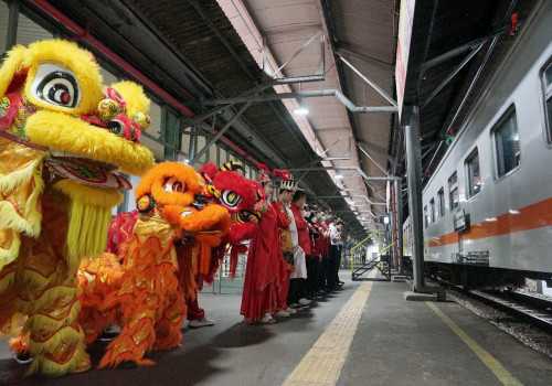 Keren, Ada Atraksi Barongsai di Stasiun Tawang Semarang