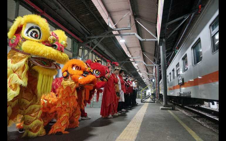 Keren, Ada Atraksi Barongsai di Stasiun Tawang Semarang