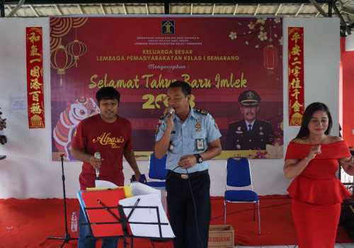Unik, Lapas Semarang Rayakan Imlek dengan Bernyanyi Bersama Pengunjung Keluarga Napi