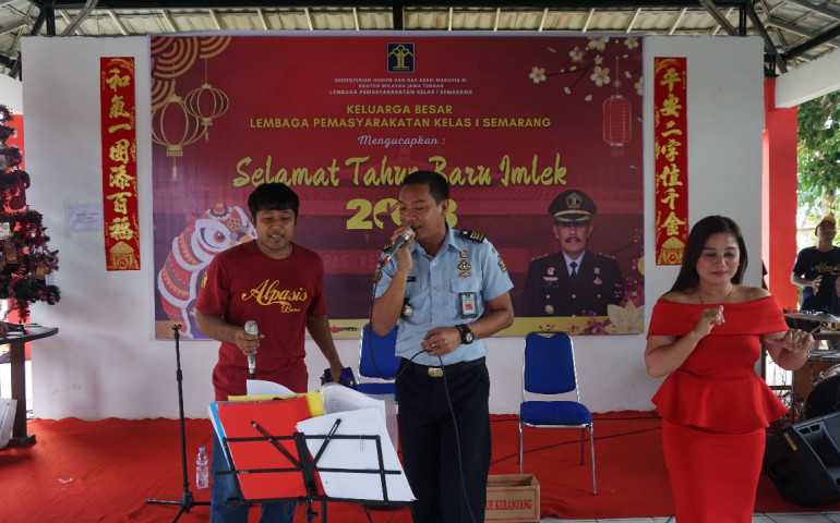 Unik, Lapas Semarang Rayakan Imlek dengan Bernyanyi Bersama Pengunjung Keluarga Napi
