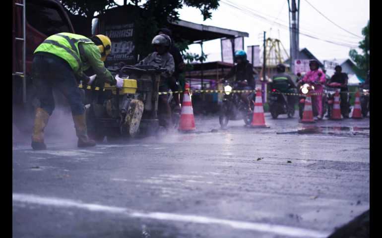 Semen Indonesia Sukses Aplikasikan Beton Cepat Kering di Jalan Karangawen Semarang
