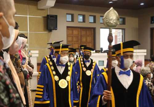 Pesan Rektor Pada Wisuda Ke-169 Undip: Jadilah Teladan dan Bermanfaat