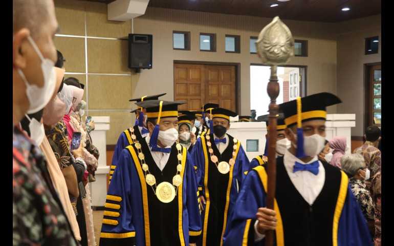 Pesan Rektor Pada Wisuda Ke-169 Undip: Jadilah Teladan dan Bermanfaat