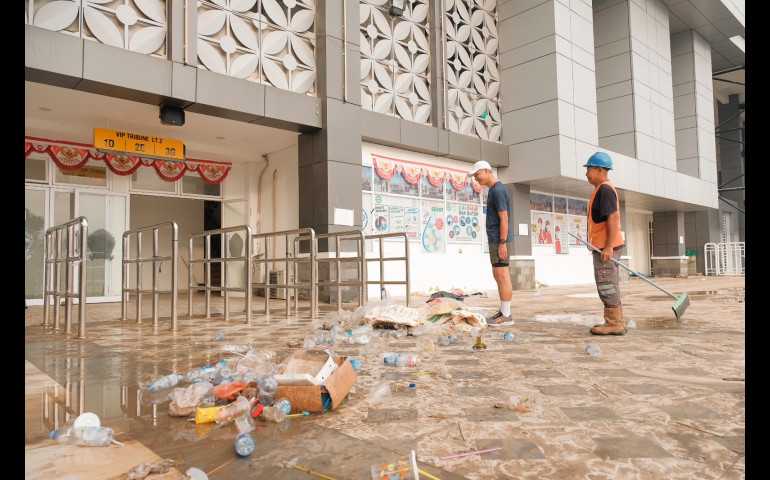 Pasca Pertandingan Sampah Berserakan di Sekitar Stadion Jatidiri Semarang, Ini Langkah Pemprov Jateng
