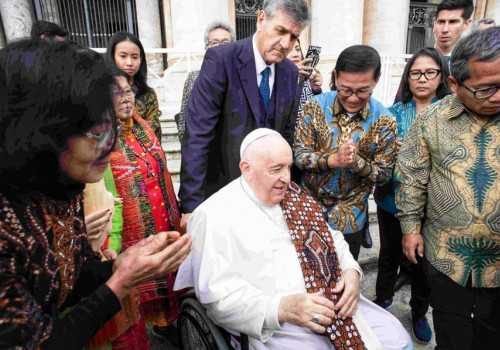 Paus Fransiskus Bahagia Dihadiahi Batik Jawa Bernilai Tinggi