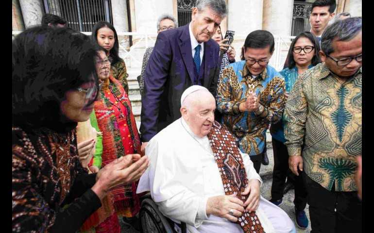 Paus Fransiskus Bahagia Dihadiahi Batik Jawa Bernilai Tinggi