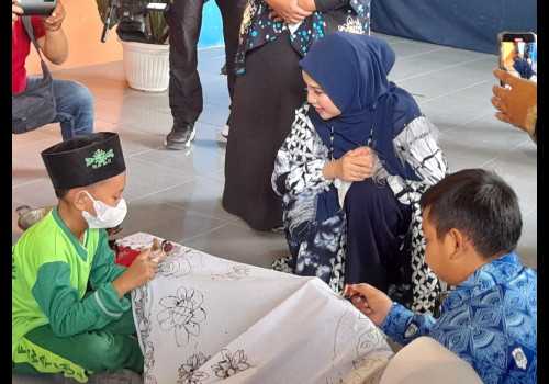 Sambut Hari Batik Nasional, Wynne Frederica Ajak Pelajar untuk Mencintai Batik.