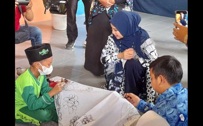 Sambut Hari Batik Nasional, Wynne Frederica Ajak Pelajar untuk Mencintai Batik.