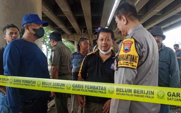 Tegas, Ini Alasan Satpol PP Robohkan Lapak Liar di Bawah Fly Over Tanjung Emas Semarang