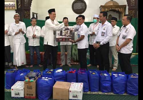Terima Perlengkapan Ibadah, Kalapas Semarang Tri: Bermanfaat Penunjang Ibadah