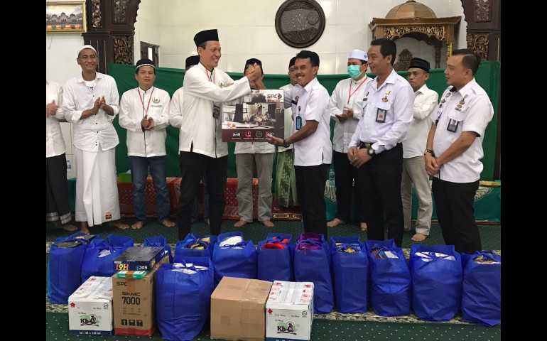 Terima Perlengkapan Ibadah, Kalapas Semarang Tri: Bermanfaat Penunjang Ibadah