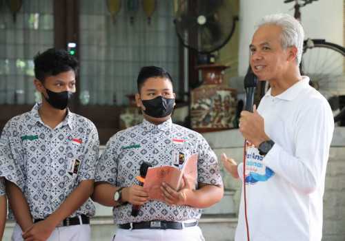 Belajar Bersama Dirumah Dinas Gubernur Jateng, Siswa SMP:Kenapa Pak harus ada Pendidikan Antikorupsi?