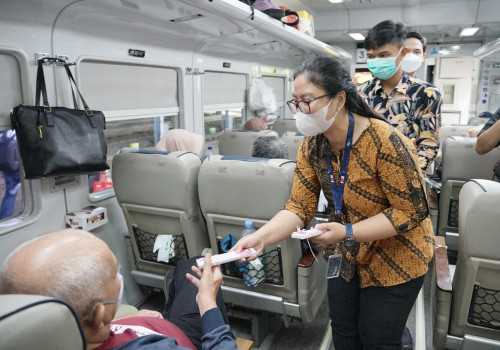 Valentine Day, KAI Semarang Bagikan Coklat dan Bunga kepada Pelanggan