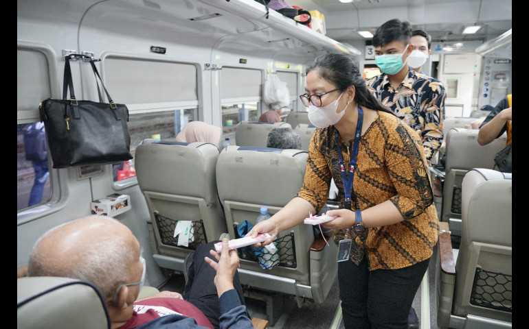 Valentine Day, KAI Semarang Bagikan Coklat dan Bunga kepada Pelanggan