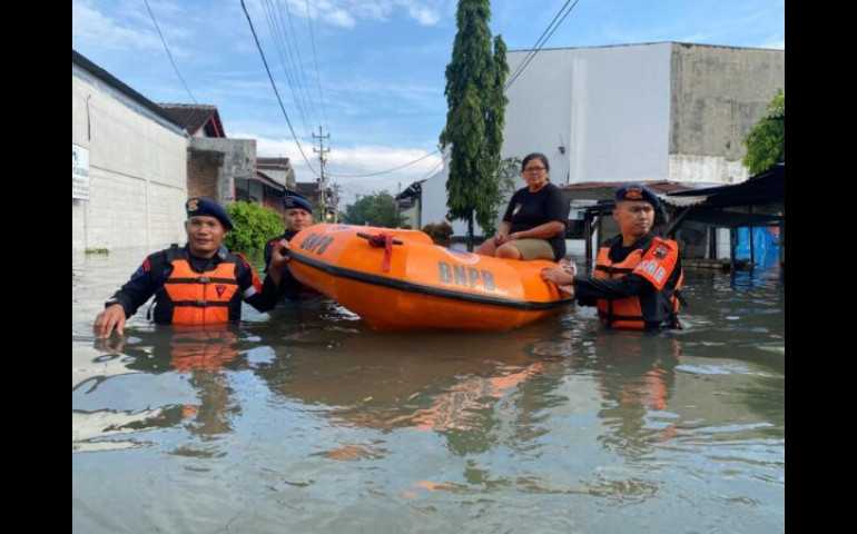 Brimob Solo Kerahkan Tenda Darurat Hingga Dapur Umum untuk Korban Banjir