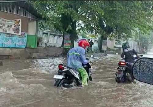 Hujan Lebat, Ruas Jalan Banyumanik Semarang Terendam Banjir