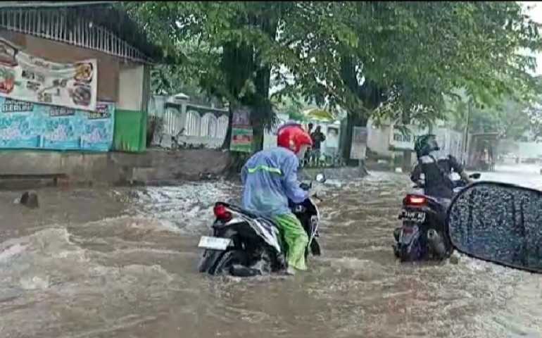 Hujan Lebat, Ruas Jalan Banyumanik Semarang Terendam Banjir