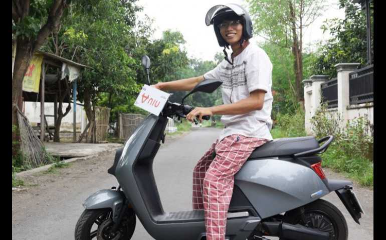 Modal Smartphone, Pemenang Video Challenge PT Semen Indonesia Dapat Motor Listrik