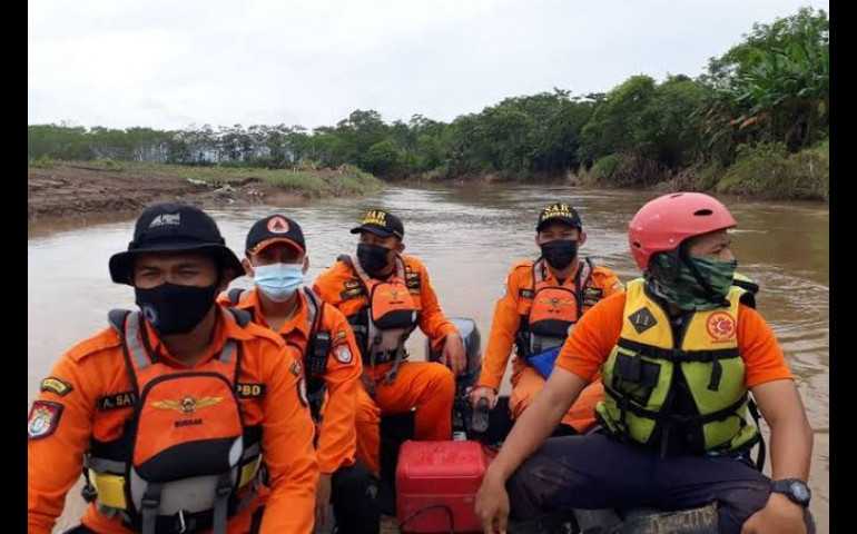 Tim Sar Berhasil Temukan Mayat Perempuan yang Hanyut di Sungai Kanal Demak