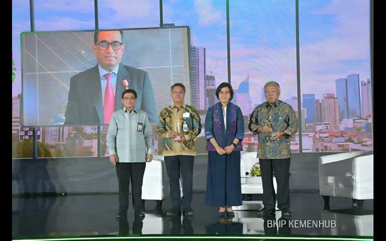 Gencar Ciptakan Pendanaan Kreatif Non APBN, Menhub dan Menteri PUPR Diganjar Penghargaan
