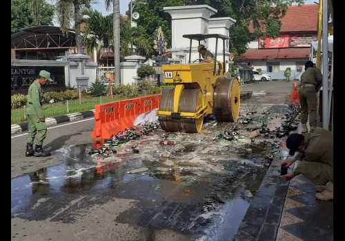 Ribuan Botol Miras Dimusnahkan di Alun-alun Kendal