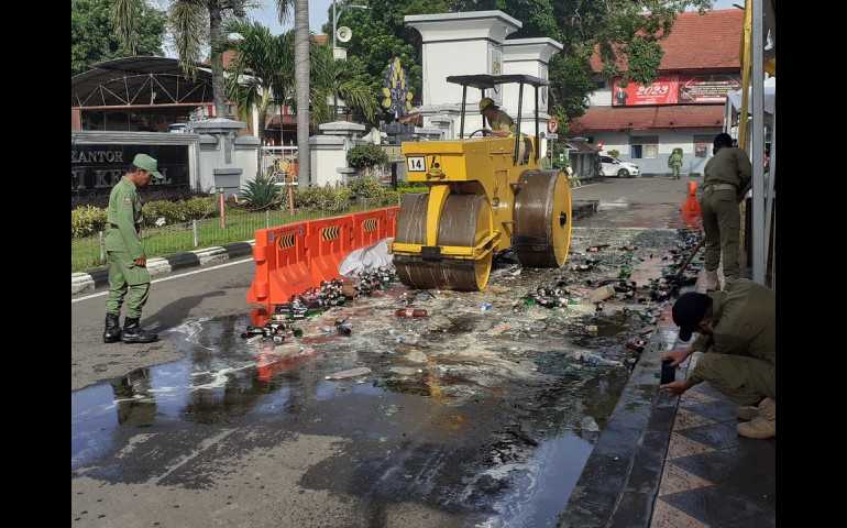 Ribuan Botol Miras Dimusnahkan di Alun-alun Kendal