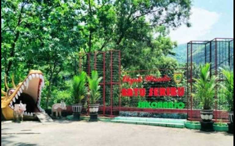 Obyek Wisata Batu Seribu Sukoharjo, Pengunjung Masuk ’Goa Buaya’ Sebelum Berenang di Tengah Hutan