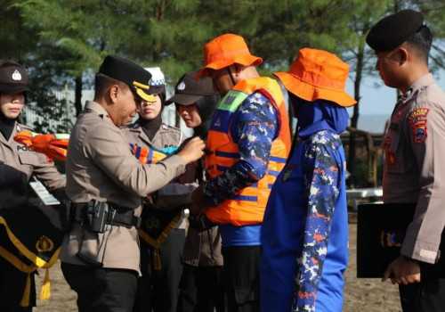 Minimalisir Kecelakaan di Laut, Polres Batang Berikan Baju Pelampung