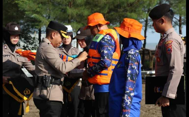 Minimalisir Kecelakaan di Laut, Polres Batang Berikan Baju Pelampung