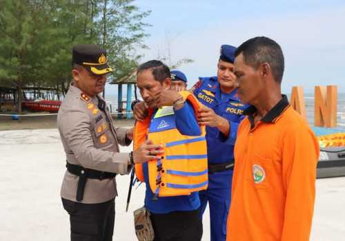 Program Ikan Selayar, Kapolres Kendal Serahkan Life Jacket Kepada Pengelola Pantai Kemangi