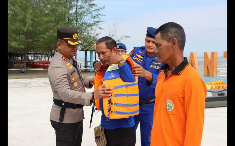 Program Ikan Selayar, Kapolres Kendal Serahkan Life Jacket Kepada Pengelola Pantai Kemangi