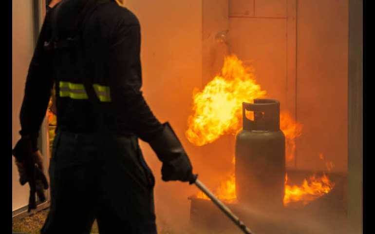 Gegara Gas Bocor, Warung Makan di Semarang Terbakar