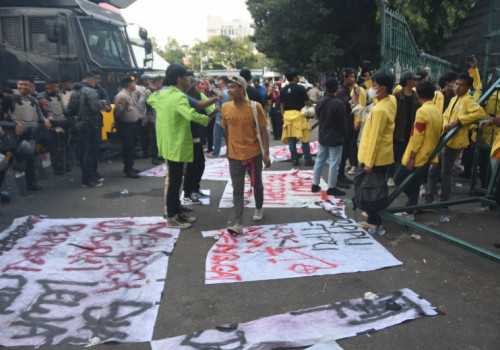 Tolak Perpu Cipta Kerja, Ribuan Mahasiswa Lakukan Demo Aksi di Kantor Pemrov Jateng