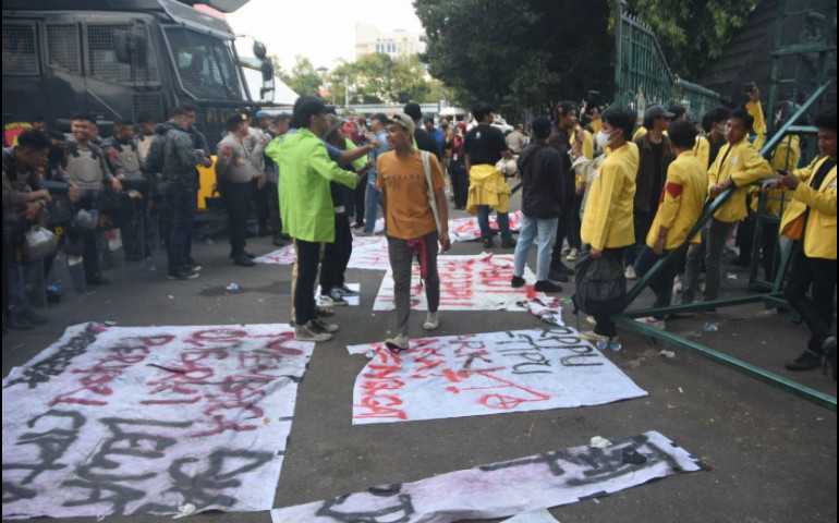 Tolak Perpu Cipta Kerja, Ribuan Mahasiswa Lakukan Demo Aksi di Kantor Pemrov Jateng