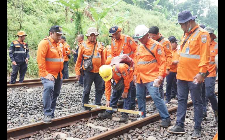 Persiapan Angkutan Lebaran, KAI Daop 4 Semarang Lakukan Pemeriksaan Lintasan Kereta Api