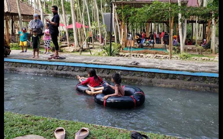 Resto Kali Batur Salatiga: Serunya Wisata Kuliner Sambil Main Air