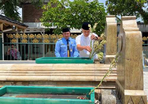 Para Inspirator Spirit Toleransi: Makam Raja-raja Demak
