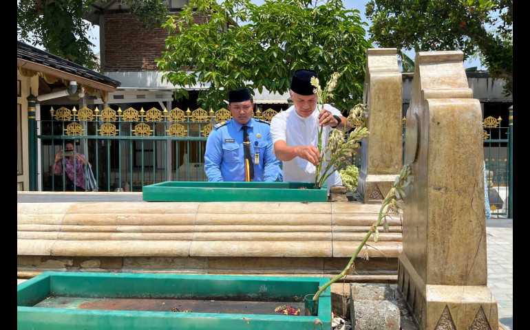 Para Inspirator Spirit Toleransi: Makam Raja-raja Demak