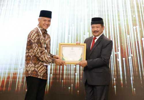 Baznas RI Beri Penghargaan Gubernur Jateng: Sukses Kelola Zakat untuk Kesejahteraan Umat