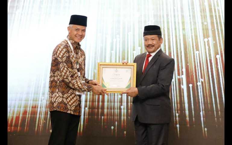 Baznas RI Beri Penghargaan Gubernur Jateng: Sukses Kelola Zakat untuk Kesejahteraan Umat