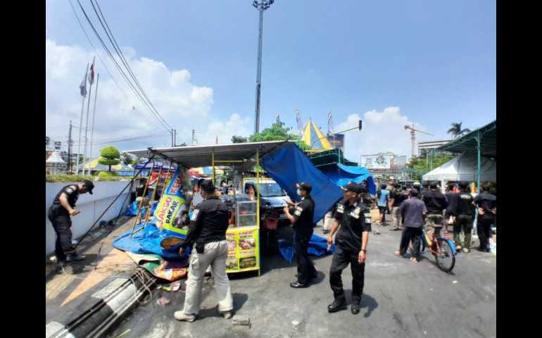 Satpol PP Kota Semarang Tertibkan Pedagang Nakal di Dugderan